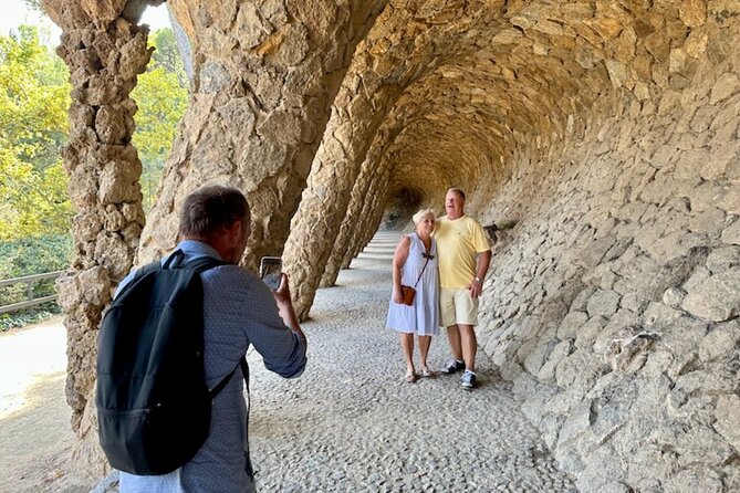 Barcelona in a Day Tour: Sagrada Familia, Park Guell and Old Town - Discovering the Wonders of Park Güell