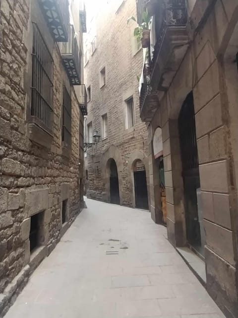 Barcelona: Jewish Tour by a Jewish guide - Exploring the Synagogue and Nearby Sites