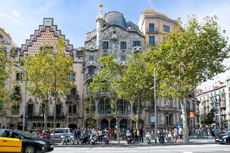 Barcelona: La Pedrera Private Tour with Casa Batlló Ticket - Logistics: Meeting Point, Group Size, and Accessibility