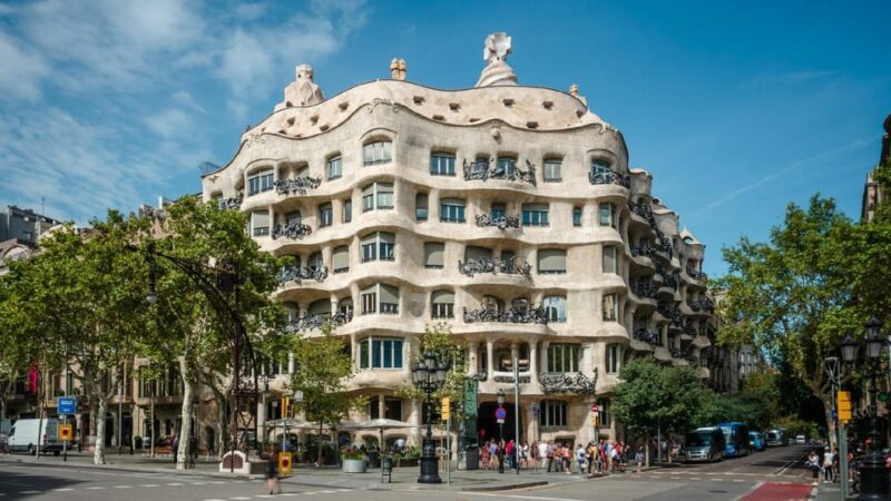 Barcelona: Modernism Gaudi Architectural Walking Tour - Visiting Casa Batlló: The Vibrant Organic Wonder