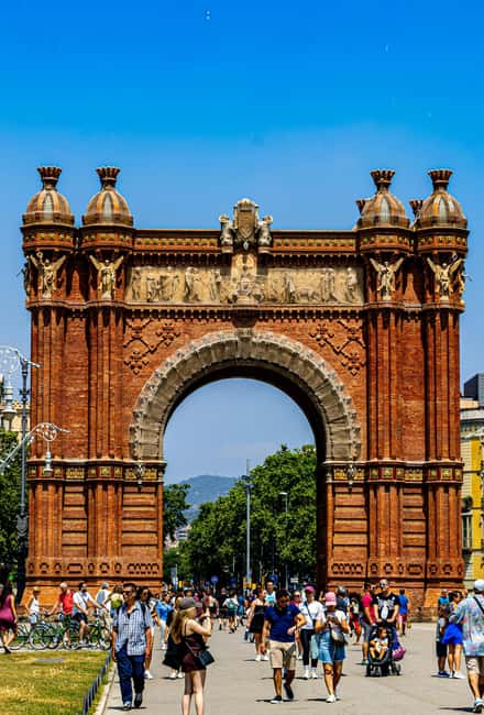 Barcelona: Night Lights & Tapas Tour by Car - Illuminated Landmarks Along Passeig de Gràcia and Beyond
