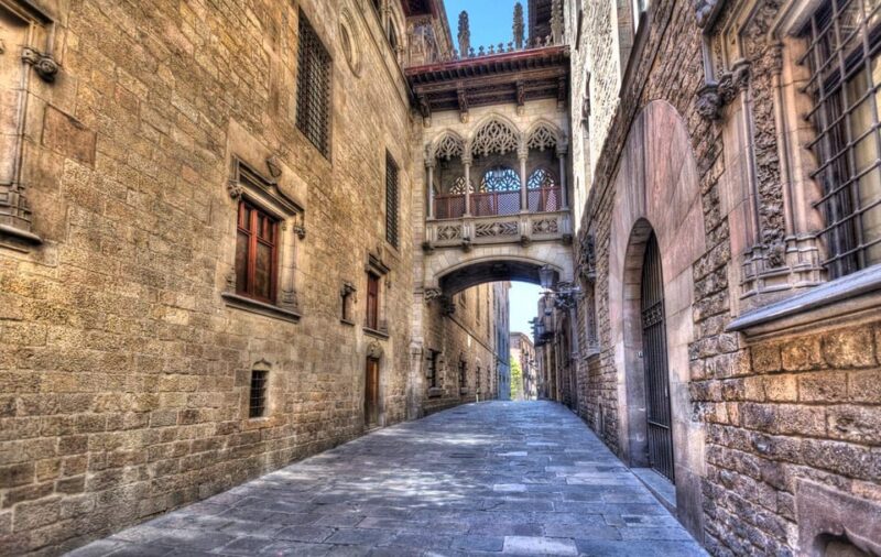 Barcelona Old Town and Gothic Quarter Walking Tour - Exploring Plaça del Pi and Santa Maria del Pi