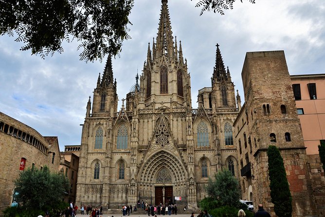 Barcelona Old Town and Gothic Quarter Walking Tour - Discovering the Secrets of Ciutat Vella
