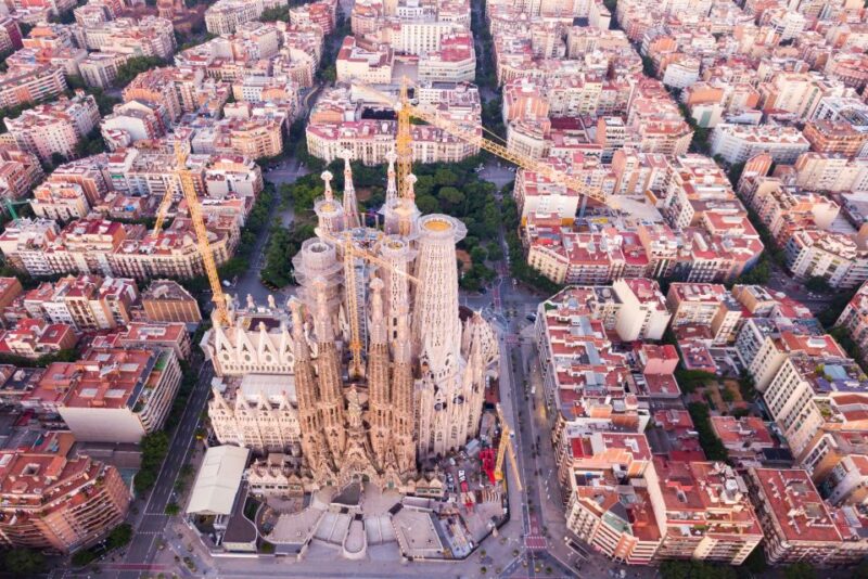 Barcelona Old Town and Top Attractions Private Car Tour - Montjuïc and the Magic Fountain of Montjuïc