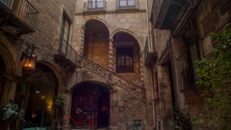 Barcelona: Old Town Artistic Tour & Flamenco Show - Starting Point at Plaça de la Universitat in the Heart of Barcelona
