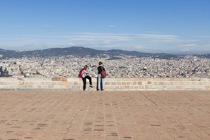 Barcelona: Old Town, Montjuic Castle, Cable Car Small Group Tour - Private Visit to Montjuic Castle and its Dungeons