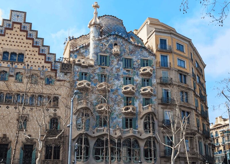 Barcelona: Old Town Private Walking Tour of Past and Present - Walking Along Las Ramblas and Beyond