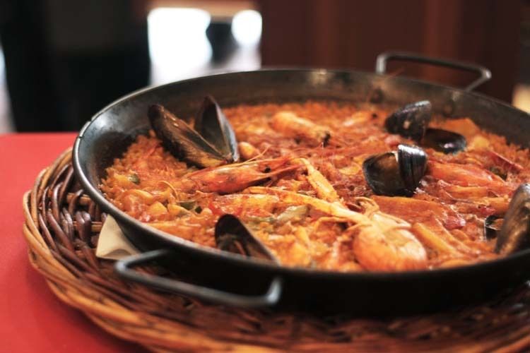 Barcelona: Old Town Tapas & Paella Food Tour with 8 Tastings - Transitioning to Barceloneta: The Coastal Neighborhood