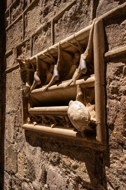 Barcelona: Old Town Tour with Artists - Key Points