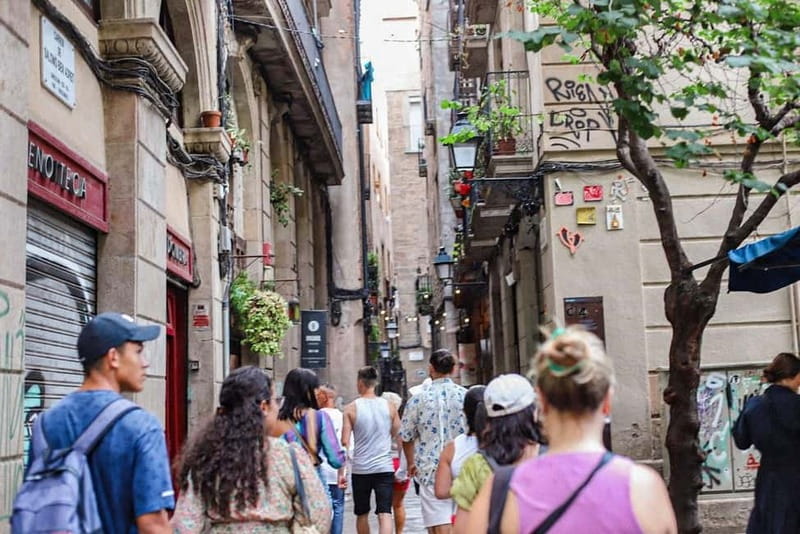 Barcelona: Old Town Tour with Artists - Discover the Historic Heart of Barcelona with Artistic Storytelling