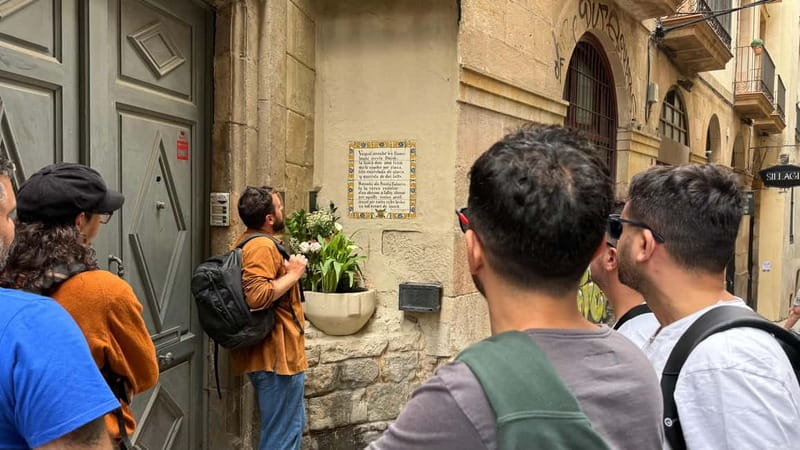 Barcelona: Old Town Tour with Artists - The Gothic Cathedral and Sant Felip Neri Square