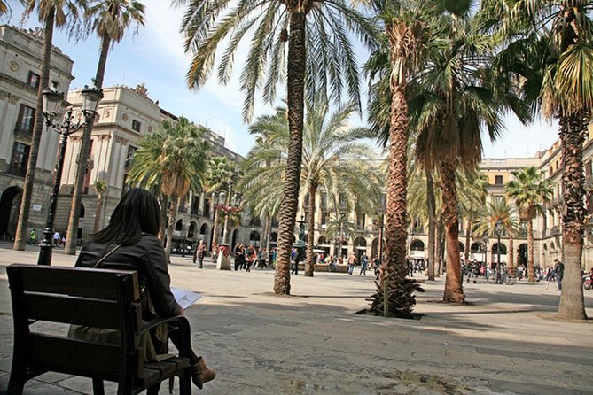 Barcelona Old Town walking tour with official guide - Key Points