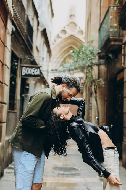 Barcelona: Photoshoot Tour Old Town, Gothic Quarter - Exploring the Gothic Quarter for Authentic Photos