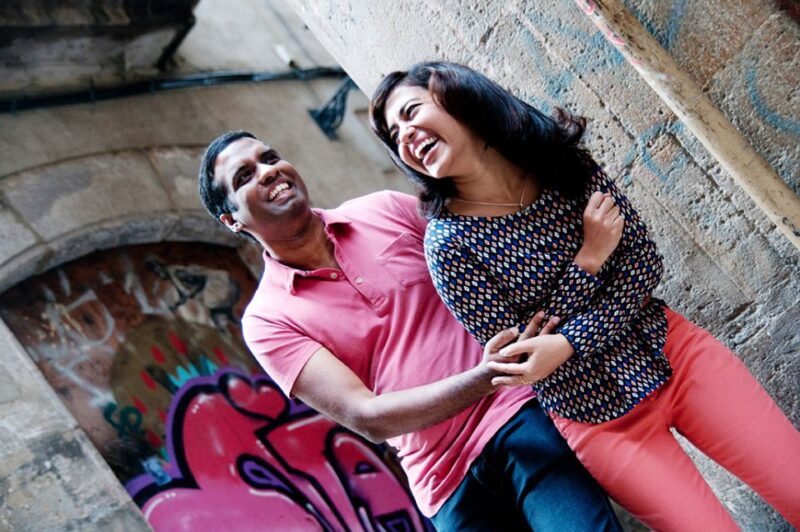 Barcelona: Photoshoot Tour Old Town - Guide Expertise and Customer Experience