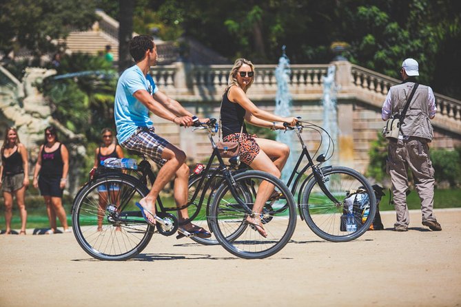 Barcelona Private Bike/eBike Tour & Sagrada Familia Tickets - Relaxing in Parc de la Ciutadella and Passing Arc de Triomf
