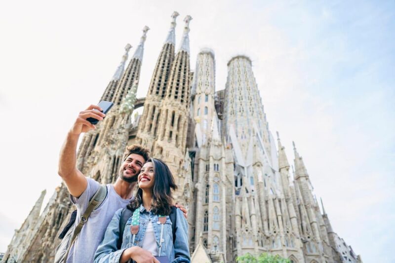 Barcelona: Private Bike/eBike Tour & Sagrada Familia Tickets - Visiting the Architectural Icons: Casa Milá, Casa Batlló, and Casa Les Punzes