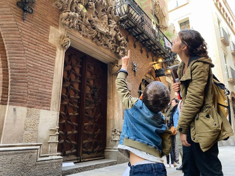 Barcelona: Private Family-Friendly City Tour - Visiting Iconic Barcelona Landmarks