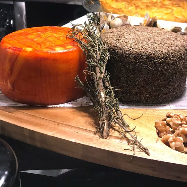 Barcelona: Private Guided Vermut Tour with Tapas and Drinks - Practical Details: Meeting Points and Accessibility