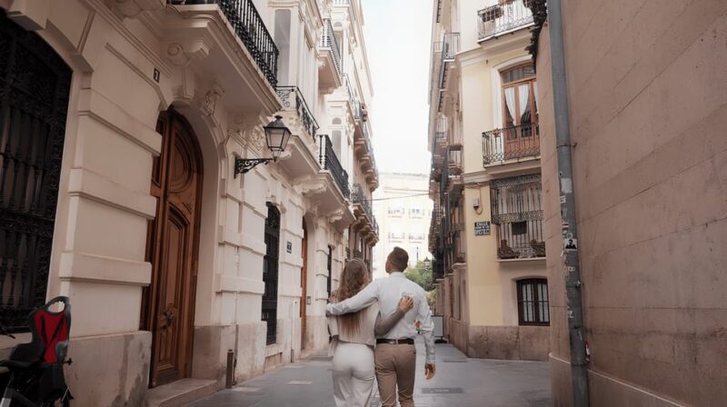 Barcelona: Private photo shooting with pro photographer - Visiting Iconic and Hidden Locations in Barcelona’s Old Town