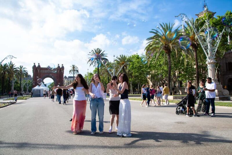 Barcelona: Private Photoshoot - photos same day delivery - Location: Starting at Arc de Triomf and Exploring Parc de la Ciutadella