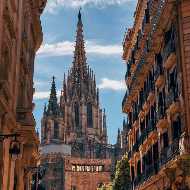 Barcelona: Private Tapas Tour with market and restaurants - Exploring the Gothic Quarter with a Local Guide
