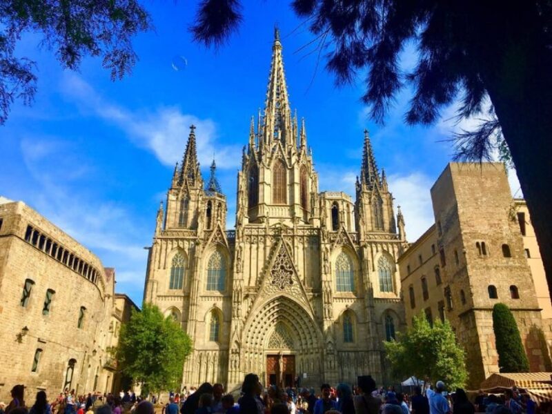 Barcelona: Private Tour of the Gothic Quarter - Enjoying Local Flavors with a Drink and Tapas