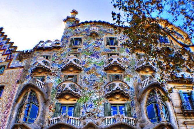 Barcelona Private Walking Tour with Skip the Line La Pedrera and Casa Batllo - Discovering Gaudí’s Architectural Masterpieces at La Pedrera and Casa Batlló
