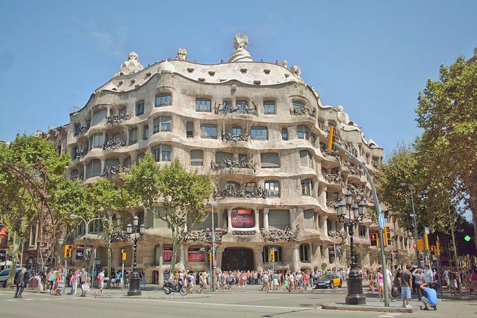 Barcelona Private Walking Tour with Skip the Line La Pedrera and Casa Batllo - Logistics and Meeting Point in Barcelona