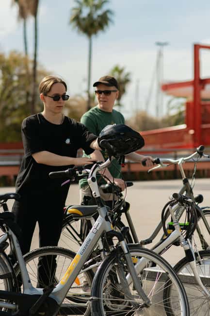 Barcelona: Rent Bike/E-Bike with Family  Explore Together - Comfortable Dutch Bikes Designed for All Ages