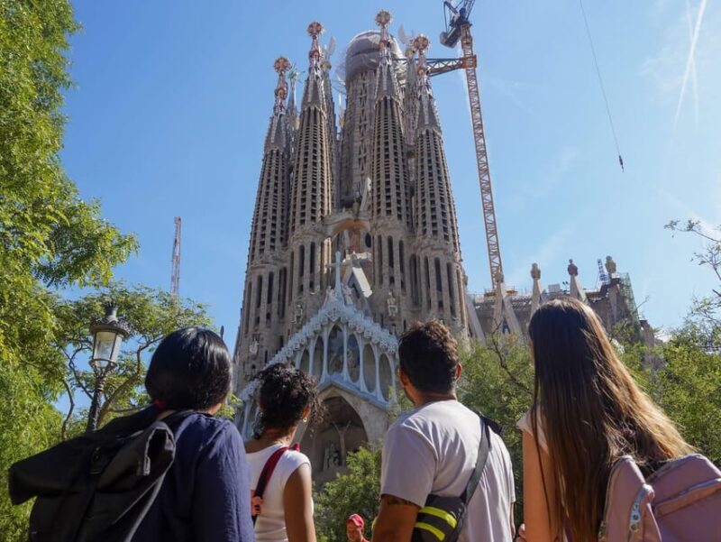 Barcelona: Sagrada Familia and Park Güell Tour - Guided Exploration of Parc Güell: Nature, Art, and Symbolism