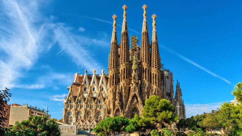 Barcelona: Sagrada Familia and Park Güell with Hotel Pickup - Walking Through the Gothic Quarter and the Charm of La Rambla