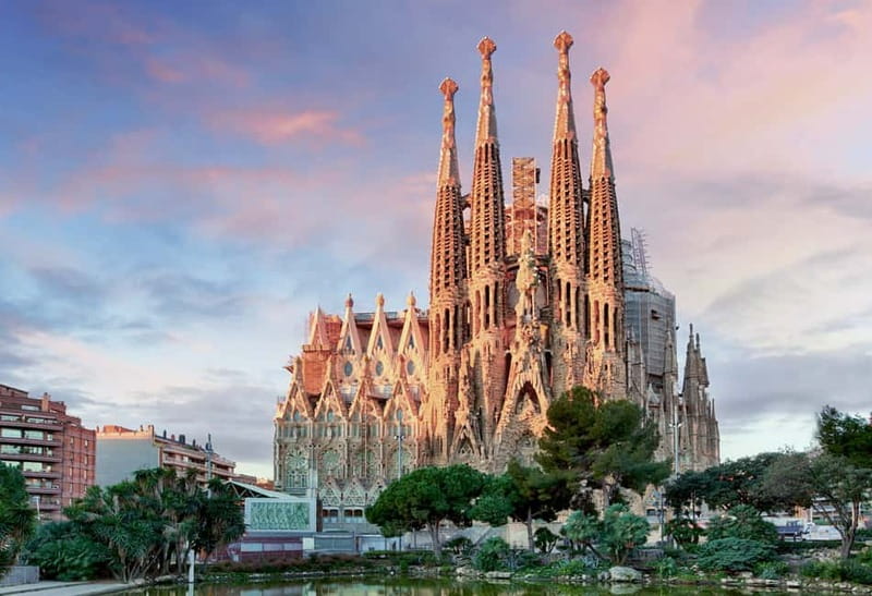 Barcelona: Sagrada Familia Evening Tour with Cava - Limitations and Considerations