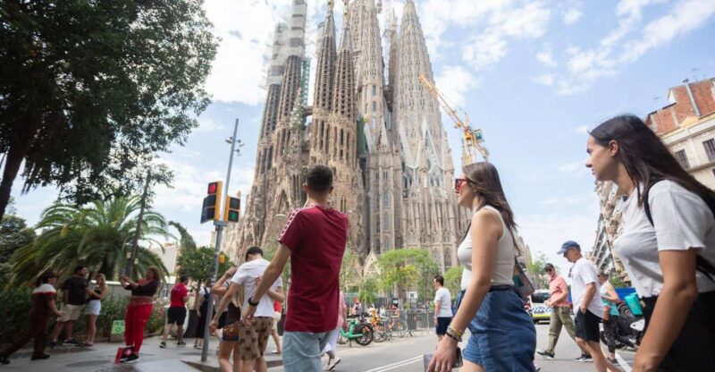 Barcelona: Sagrada Familia Fast Track Guided Tour - Key Points
