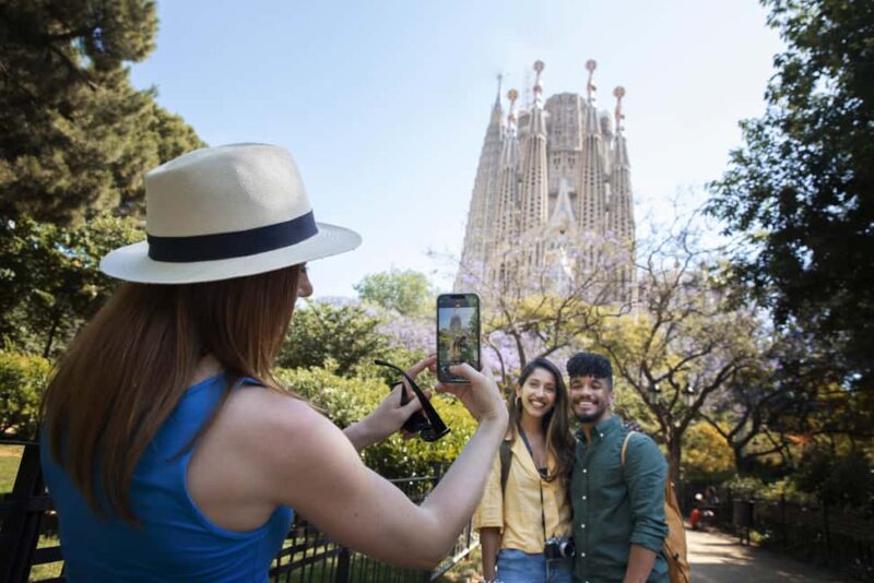 Barcelona: Sagrada Família & Gothic Quarter Walking Tour - Key Points