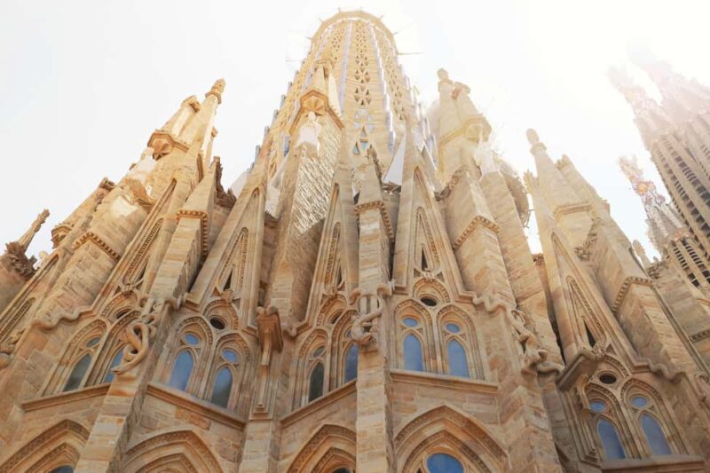 Barcelona: Sagrada Família & Gothic Quarter Walking Tour - Starting at Fanal modernista in Eixample