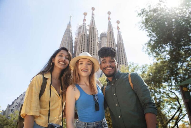 Barcelona: Sagrada Família & Gothic Quarter Walking Tour - The Subway Ride to the Gothic Quarter