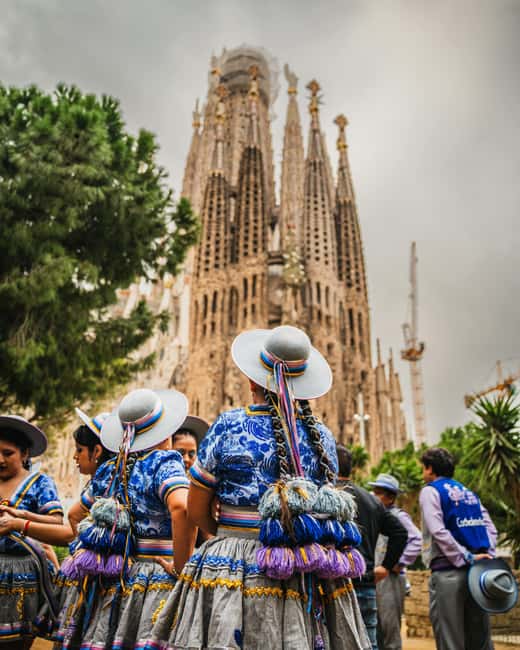 Barcelona: Sagrada Família & Gothic Quarter Walking Tour - Discovering Roman Ruins and Gothic Architecture