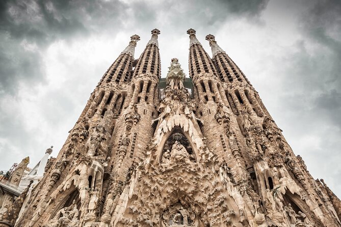 Barcelona: Sagrada Familia Guided Tour with Fast Track Access - What the Guide Brings to the Experience