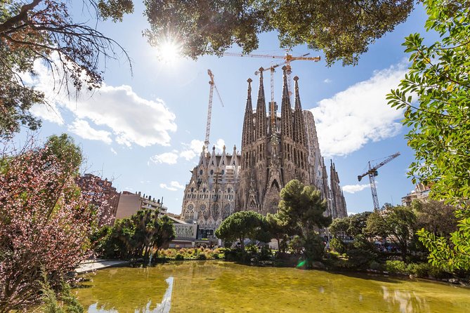 Barcelona: Sagrada Familia Guided Tour with Fast Track Access - Accessibility and Physical Considerations