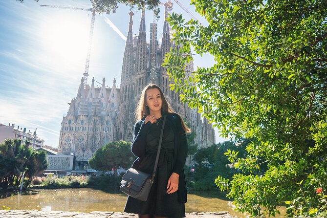 Barcelona Sagrada Familia Guided Tour with skip the line ticket - Exploring the Basilica and Museum at Your Own Pace