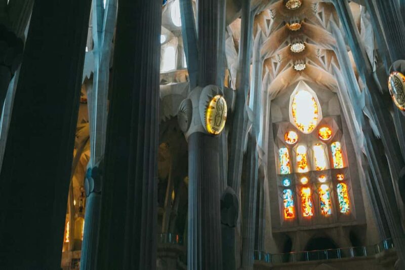Barcelona: Sagrada Familia Guided Tour with Tickets - Experience of the Guide and Tour Pacing