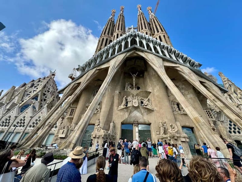Barcelona: Sagrada Familia, La Pedrera & Cava Tasting Tour - Practical Details: Meeting Points, Group Size, and Accessibility