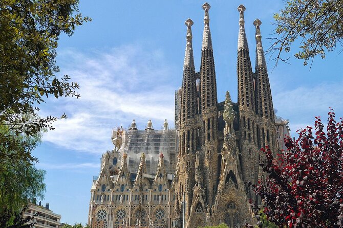 Barcelona: Sagrada Familia, Modernism and Gothic Quarter - Key Points