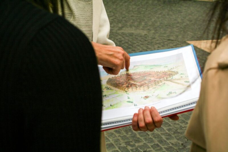 Barcelona: Sagrada Familia, Park Güell & Gothic Quarter Tour - Lunch Break in the Sagrada Família Neighborhood