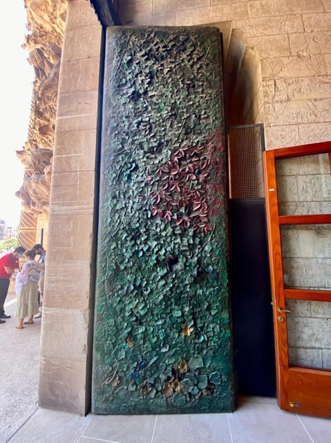 Barcelona: Sagrada Familia Private Guided Tour - Inside the Basilica: Marvel at Gaudí’s Artistic Mastery