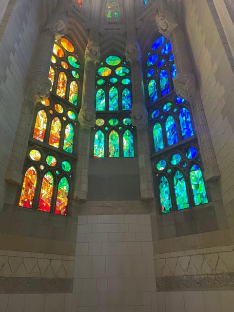 Barcelona: Sagrada Familia Skip-The-Line Guided Tour - Practicalities: Meeting Points, Accessibility, and Tour Length