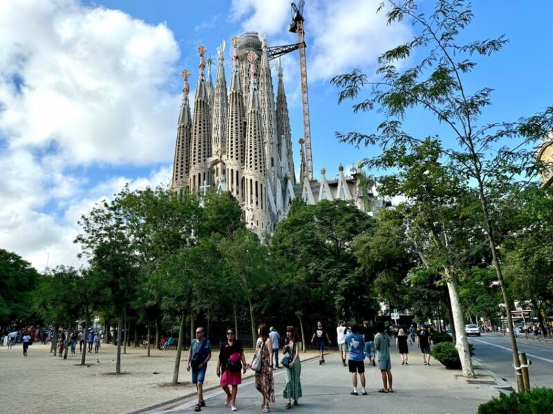 Barcelona: Sagrada Familia Skip-the-Line Guided Tour - Explore Barcelona’s Iconic Sagrada Familia with a Skip-the-Line Guided Tour
