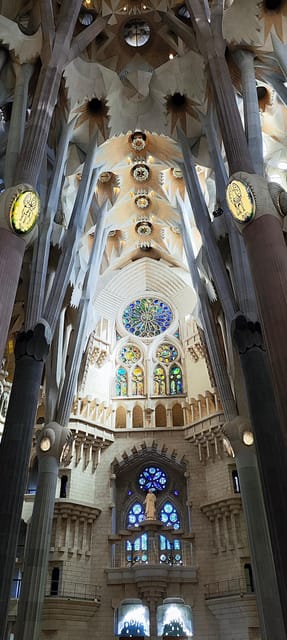 Barcelona: Sagrada Familia skip the line Guided Tour - Practical Details: Meeting Point and Accessibility