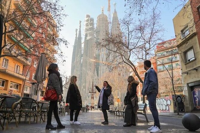 Barcelona Sagrada Familia Skip The Line Insider Guided Tour - Convenience and Location of the Tour Meeting Point