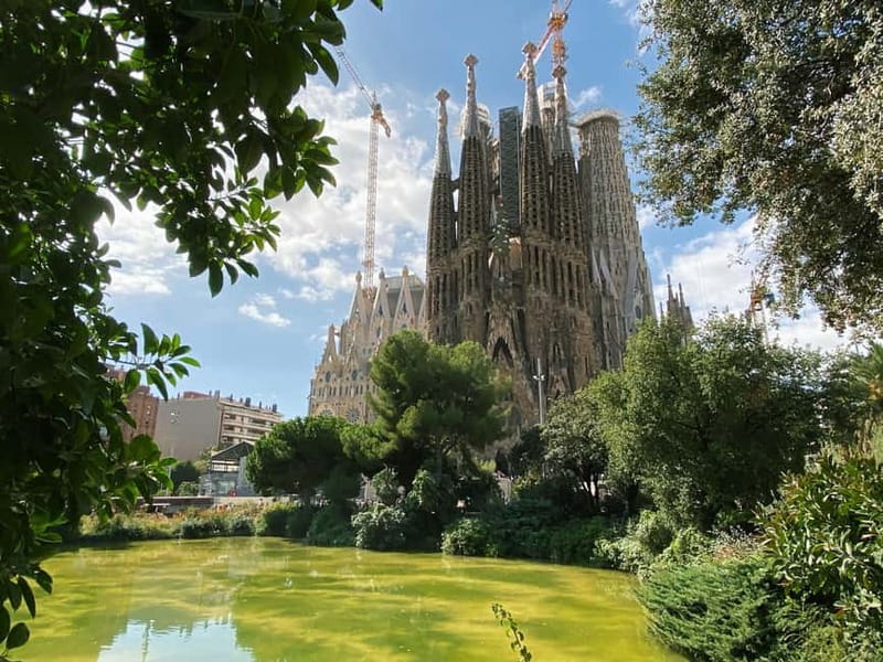 Barcelona: Sagrada Familia Skip-the-line Tour with Guide - Explore the Sagrada Familia with Priority Access and Expert Guides